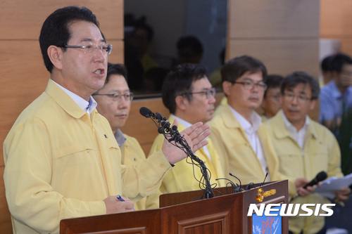 【세종=뉴시스】강종민 기자 = 김영록 농림축산식품부 장관이 18일 오후 정부세종청사에서 살충제 계란 전수조사 결과와 후속대책을 발표하고 있다. 2017.08.18.&nbsp; ppkjm@newsis.com