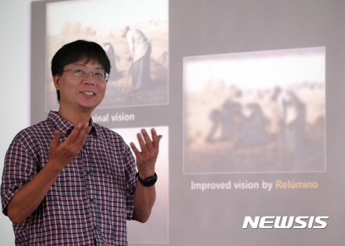 【서울=뉴시스】삼성전자 C랩 프로그램에 참여한 '릴루미노' 팀의 조정훈 CL(크레에이티브 리더)이시각장애인들이 사물이나 글자를 보다 뚜렷이 볼 수 있게 보조해 주는 애플리케이션 '릴루미노'를 소개하고 있다.(사진=삼성전자 제공) photo@newsis.com