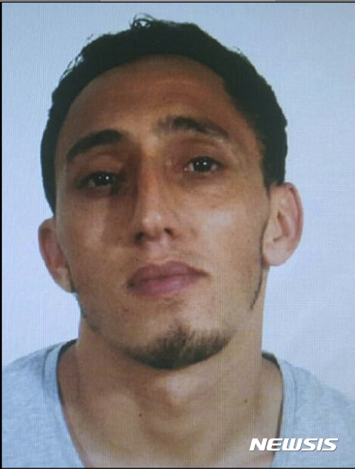  【AP/뉴시스】17일 발생항 바르셀로나 차량 돌진 테러의 관련 용의자로 체포된 드리스 우카비르. 드리스의 동생으로 이번 테러의 핵심 용의자인 무사 우카비르가 캄브릴스에서 경찰에 사살된 5명의 테러범에 포함된 것으로 확인됐다. 2017.8.19 