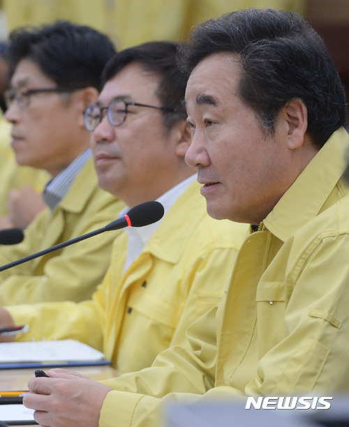 【청주=뉴시스】강종민 기자 = 이낙연 국무총리가 19일 오전 충북 오송 식품의약품안전처에 마련된 '살충제 달걀 긴급대응본부'를 방문, 계란 살충제 대응 상황을 점검하고 있다. 2017.08.19. ppkjm@newsis.com