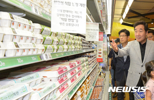 【세종=뉴시스】강종민 기자 = 이낙연 국무총리가 19일 오전 세종시 어진동의 한 대형마트 계란 판매대를 찾아 안전성 적합 판정 계란을 살펴보고 있다. 2017.08.19.&nbsp; ppkjm@newsis.com