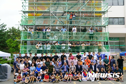 【광주=뉴시스】송창헌 기자 = 5·18 광주민주화운동을 다룬 첫 벽화로 평가를 받고 있는 전남대 사범대 '광주민중항쟁도 벽화'가 27년만에 본격 복원된다고 전남대 민주동우회가 20일 밝혔다. 2017.08.20 (사진=전남대 민주동우회 제공) photo@newsis.com