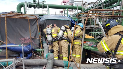 【창원=뉴시스】김기진 기자 = 20일 오전 11시 37분께 경남 창원시 진해구 STX조선해양에서 폭발사고가 발생해 119구조대가 구조작업을 벌이고 있다. 2017.08.20. (사진=창원소방본부 제공) photo@newsis.com