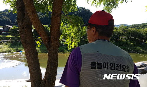 【춘천=뉴시스】한윤식 기자 = 20일 물놀이 안전사고 예방 등을 위해 제정된 '재난 및 안전관리 기본법'이 유명무실한 법률이란 지적이 일고 있는 가운데 지난 주말 강원 화천 물놀이 금지구역에서 안전요원이 근무하고 있다. ysh@newsis.com