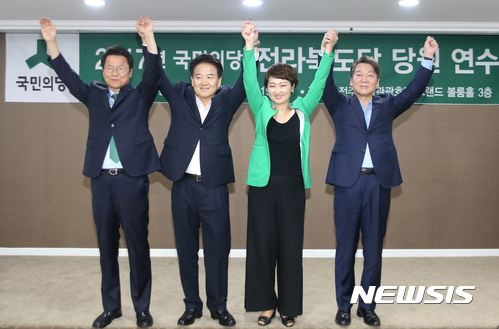 【전주=뉴시스】김종효 기자 = 20일 전북 전주 로니관광호텔에서 열린 국민의당 전북도당 당원연수회, 8.27 전당대회를 앞두고 당대표에 출마한 왼쪽부터 천정배 전 대표, 정동영 의원, 이언주 의원, 안철수 전 대표가 정견발표를 마친 후 기념촬영을 하고 있다. 2017.08.20. seun6685@newsis.com