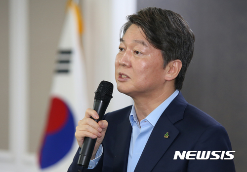 【전주=뉴시스】김종효 기자 = 20일 전북 전주 로니관광호텔에서 열린 국민의당 전북도당 당원연수회, 8.27 전당대회를 앞두고 당대표에 출마한 안철수 전대표가 당원들에게 지지를 호소하고 있다. 2017.08.20. seun6685@newsis.com