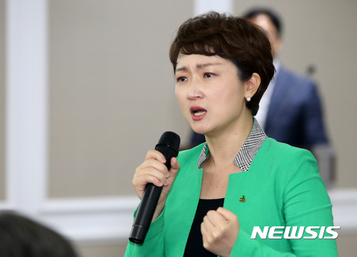 【전주=뉴시스】김종효 기자 = 20일 전북 전주 로니관광호텔에서 열린 국민의당 전북도당 당원연수회, 8.27 전당대회를 앞두고 당대표에 출마한 이언주 의원이 당원들에게 지지를 호소하고 있다. 2017.08.20. seun6685@newsis.com