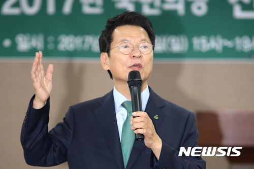 【전주=뉴시스】김종효 기자 = 20일 전북 전주 로니관광호텔에서 열린 국민의당 전북도당 당원연수회, 8.27 전당대회를 앞두고 당대표에 출마한 천정배 전 대표가 당원들에게 지지를 호소하고 있다. 2017.08.20. seun6685@newsis.com