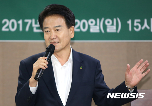 【전주=뉴시스】김종효 기자 = 20일 전북 전주 로니관광호텔에서 열린 국민의당 전북도당 당원연수회, 8.27 전당대회를 앞두고 당대표에 출마한 정동영 의원이 당원들에게 지지를 호소하고 있다. 2017.08.20. seun6685@newsis.com