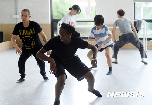 【서울=뉴시스】김진아 기자 = 2017년 서울세계무용축제(SIDance)에서 초연을 준비하고 있는 영국 유명 무용팀 FFTN 조안무가 빅토리아(victoria shulungu)와 한국무용수 박진영, 연보라, 양호식, 성한철 등이 18일 서울 서대문구 서울무용센터에서 뉴시스와 인터뷰를 마친 후 연습을 하고 있다.&nbsp; 영국 안무가 보티스 세바(Botis Seva)가 이끄는 무용팀 파 프롬 더 놈(Far From The Norm)과 한국의 무용수가 함께 작품을 창작해 2017년 서울세계무용축제(SIDance)에서 초연을 할 예정이다. 2017.08.20. bluesoda@newsis.com