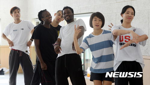 【서울=뉴시스】김진아 기자 = 2017년 서울세계무용축제(SIDance)에서 초연을 준비하고 있는 영국 유명 무용팀 FFTN 안무가 보티스 세바(Botis Seva),빅토리아(victoria shulungu)와 한국무용수 박진영, 연보라, 양호식, 성한철 등이 18일 서울 서대문구 서울무용센터에서 뉴시스와 인터뷰를 마친 후 연습을 하고 있다.&nbsp; 영국 안무가 보티스 세바(Botis Seva)가 이끄는 무용팀 파 프롬 더 놈(Far From The Norm)과 한국의 무용수가 함께 작품을 창작해 2017년 서울세계무용축제(SIDance)에서 초연을 할 예정이다. 2017.08.20. bluesoda@newsis.com