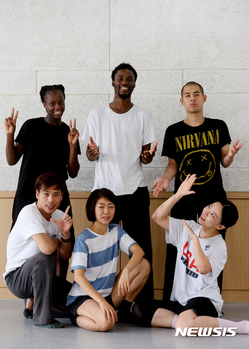 【서울=뉴시스】김진아 기자 = 2017년 서울세계무용축제(SIDance)에서 초연을 준비하고 있는 영국 유명 무용팀 FFTN 안무가 보티스 세바(Botis Seva),빅토리아(victoria shulungu)와 한국무용수 박진영, 연보라, 양호식, 성한철 등이 18일 서울 서대문구 서울무용센터에서 뉴시스와 인터뷰를 마친 후 연습을 하고 있다.&nbsp; 영국 안무가 보티스 세바(Botis Seva)가 이끄는 무용팀 파 프롬 더 놈(Far From The Norm)과 한국의 무용수가 함께 작품을 창작해 2017년 서울세계무용축제(SIDance)에서 초연을 할 예정이다. 2017.08.20. bluesoda@newsis.com
