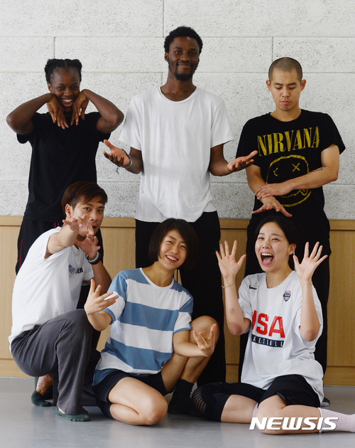 【서울=뉴시스】김진아 기자 = 2017년 서울세계무용축제(SIDance)에서 초연을 준비하고 있는 영국 유명 무용팀 FFTN 안무가 보티스 세바(Botis Seva),빅토리아(victoria shulungu)와 한국무용수 박진영, 연보라, 양호식, 성한철 등이 18일 서울 서대문구 서울무용센터에서 뉴시스와 인터뷰를 마친 후 연습을 하고 있다.&nbsp;&nbsp; 영국 안무가 보티스 세바(Botis Seva)가 이끄는 무용팀 파 프롬 더 놈(Far From The Norm)과 한국의 무용수가 함께 작품을 창작해 2017년 서울세계무용축제(SIDance)에서 초연을 할 예정이다. 2017.08.20.&nbsp; bluesoda@newsis.com