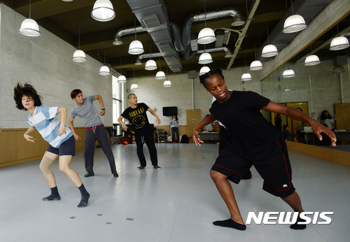 【서울=뉴시스】김진아 기자 = 2017년 서울세계무용축제(SIDance)에서 초연을 준비하고 있는 영국 유명 무용팀 FFTN 조안무가 빅토리아(victoria shulungu)와 한국무용수 박진영, 연보라, 양호식, 성한철 등이 18일 서울 서대문구 서울무용센터에서 뉴시스와 인터뷰를 마친 후 연습을 하고 있다.&nbsp; 영국 안무가 보티스 세바(Botis Seva)가 이끄는 무용팀 파 프롬 더 놈(Far From The Norm)과 한국의 무용수가 함께 작품을 창작해 2017년 서울세계무용축제(SIDance)에서 초연을 할 예정이다. 2017.08.20. bluesoda@newsis.com