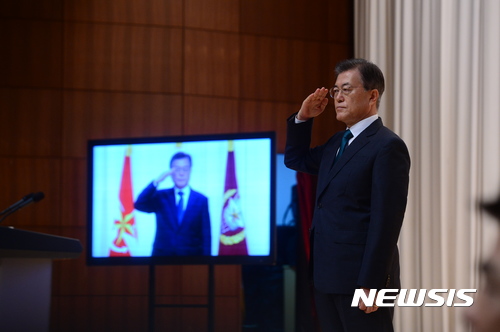 【서울=뉴시스】전신 기자 = 문재인 대통령이 20일 서울 용산구 국방부 대강당에서 열린 합참의장 이·취임식에서 경례를 하고 있다. 2017.08.20.&nbsp; photo1006@newsis.com 