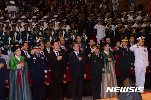 【서울=뉴시스】전신 기자 = 문재인 대통령이 20일 서울 용산구 국방부 대강당에서 열린 합참의장 이·취임식에 참석해 국민의례를 하고 있다. 2017.08.20.   photo1006@newsis.com 