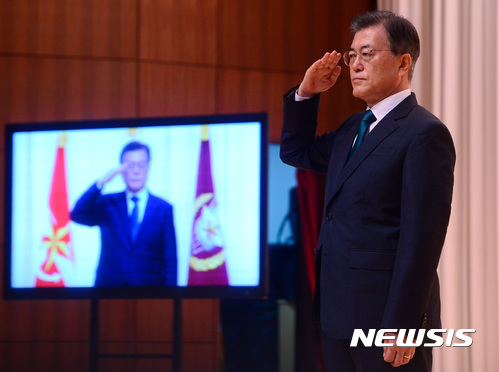 【서울=뉴시스】전신 기자 = 문재인 대통령이 20일 서울 용산구 국방부 대강당에서 열린 합참의장 이·취임식에서 경례를 하고 있다. 2017.08.20. photo1006@newsis.com