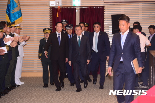 【서울=뉴시스】전신 기자 = 문재인 대통령이 20일 서울 용산구 국방부 대강당에서 열린 합참의장 이·취임식에 참석하고 있다.&nbsp; 2017.08.20.&nbsp;&nbsp;&nbsp;&nbsp;&nbsp; photo1006@newsis.com