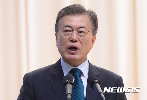 【서울=뉴시스】전신 기자 = 문재인 대통령이 20일 서울 용산구 국방부 대강당에서 열린 합참의장 이·취임식에서 축사를 하고 있다. 2017.08.20.&nbsp;&nbsp; photo1006@newsis.com