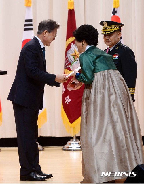 【서울=뉴시스】전신 기자 = 문재인 대통령이 20일 서울 용산구 국방부 대강당에서 열린 합참의장 이·취임식에서 이순진 전 합참의장에게 항공권을 선물하고 있다. 2017.08.20. photo1006@newsis.com