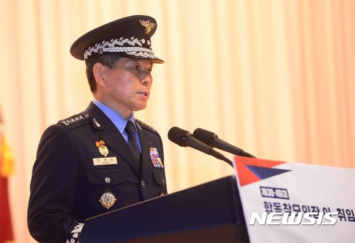 【서울=뉴시스】전신 기자 = 정경두 합참의장이 20일 서울 용산구 국방부 대강당에서 열린 합참의장 이·취임식에서 취임사를 하고 있다. 2017.08.20. photo1006@newsis.com