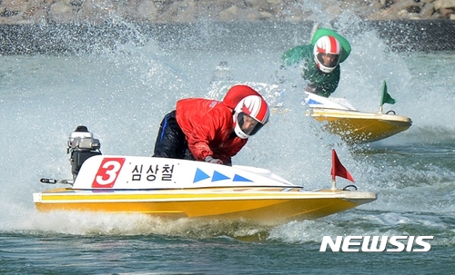 【하남=뉴시스】문영일 기자 = 현재 경정 다승부문에서 선두를 달리고 있는 심상철 선수의 경주 모습. 2017.08.21. (사진=경정본부 제공) photo@newsis.com