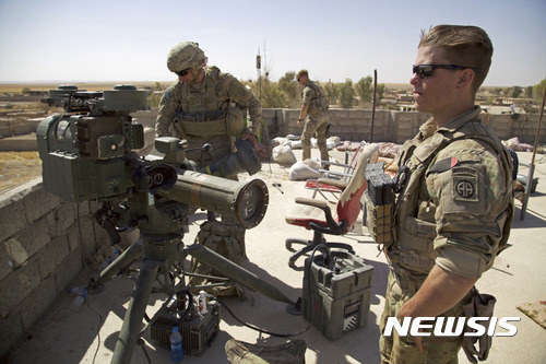 【아부가두르(이라크)=AP/뉴시스】이라크군이 이슬람국가가 이라크에서 장악하고 있는 마지막 도시인 탈아파르 재탈환 작전에 나선 가운데 지난 20일 탈아파르 인근 아부가두르 마을에서 한 미군 병사가 유도미사일 발사기 옆에 서 있다. 이라크군은 25일 이라크군이 탈아파르 중심부로까지 진격, 몇 군데를 통제하고 있다고 말했다. 2017.8.25