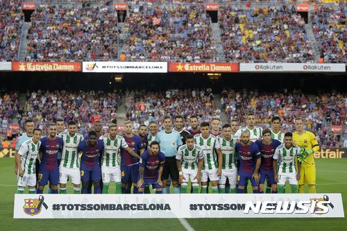 【 바르셀로나(스페인) = AP/뉴시스】 = 20일 바르셀로나의 캄프 누 경기장에서 FC 바르셀로나와 베티스 팀의 경기전에 두 팀 선수와 심판들이 바르셀로나 차량 테러 희생자들을 위한 1분간의 묵념을 올리기 위해 함께 모여서 포즈를 취하고 있다. 이날 경기장에는 평시보다 훨씬 많은 경찰 병력이 투입되어 경기장 안팎을 경비했다.