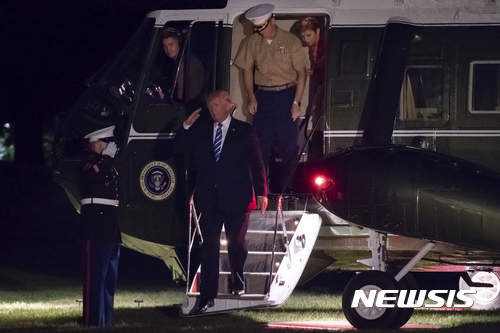 【워싱턴=AP/뉴시스】도널드 트럼프 미 대통령이 20일(현지시간) 17일 간의 휴가를 마치고 백악관으로 복귀, 대통령 전용 헬기 '마린 원'에서 내리고 있다. 2017.8.21
