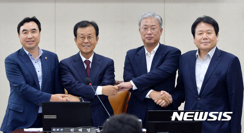 【서울=뉴시스】배훈식 기자 = 21일 오전 서울 여의도 국회 행정안전위원회 회의실에서 열린 정치개혁특별위원회 전체회의에 참석한 원혜영(왼쪽 두번째) 위원장이 여야 간사들과 기념촬영을 하고 있다. 왼쪽부터 윤관석 더불어민주당 간사, 원 위원장, 유성엽 국민의당 간사, 정양석 바른정당 간사.&nbsp; 김재원 자유한국당 간사는 이날 회의에 해외출장을 사유로 불참했다. 2017.08.17. dahora83@newsis.com