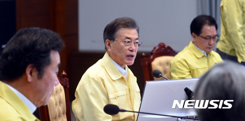 【서울=뉴시스】전진환 기자 = 문재인 대통령이 제1회 을지국무회의 및 제37회 국무회의가 열린 21일 오전 청와대 여민관 영상회의실에서 모두발언을 하고 있다. 2017.08.21. amin2@newsis.com