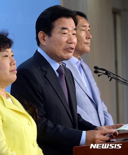 【서울=뉴시스】박영태 기자 = 21일 오전 서울 영등포구 여의도 국회 정론관에서 김진표 의원이 종교인 과세 유예와 관련한 기자회견을 하고 있다. 김 의원은 기자회견에서 종교인소득 과세 시행을 위한 철저한 준비가 금년 내 마무리될 수 있다면 내년부터 시행해도 무방하다고 밝혔다. 2017.08.21. since1999@newsis.com