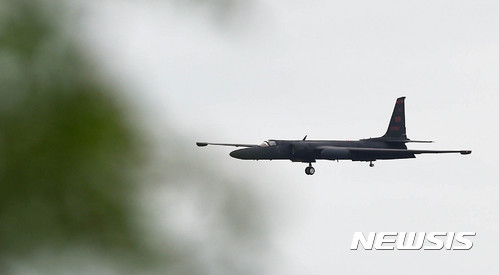 【평택=뉴시스】이정선 기자 = 한·미 연합 군사훈련인 을지프리덤가디언 연습이 시작된 21일 오전 경기 평택 주한미군 오산공군기지로 U2 고고도정찰기가 착륙하고 있다. 2017.08.21.&nbsp; ppljs@newsis.com
