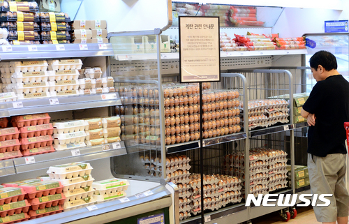 【서울=뉴시스】이종철 기자 = 살충제 성분에 대한 불안으로 달걀 구매를 꺼려 달걀의 판매가 감소한 가운데 21일 서울의 한 대형마트에서 소비자가 계란 구입을 고민하고 있다. 2017.08.21.jc4321@newsis.com