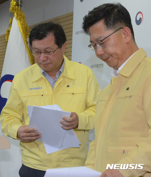 【청주=뉴시스】강종민 기자 = 김현수 농림축산식품부 차관과 최성락 식품의약품안전처 차장이 21일 오후 충북 청주시 오송읍 식약처 브리핑룸에서 살충제 계란 유통량 추적조사와 인체 위해성 평가 결과를 발표하며 침통한 표정을 짓고 있다. 2017.08.21.&nbsp; ppkjm@newsis.com