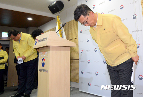 【청주=뉴시스】강종민 기자 = 김현수 농림축산식품부 차관과 최성락 식품의약품안전처 차장이 21일 오후 충북 청주시 오송읍 식약처 브리핑룸에서 살충제 계란 유통량 추적조사와 인체 위해성 평가 결과를 발표한 뒤 허리숙여 인사하고 있다. 2017.08.21.&nbsp; ppkjm@newsis.com