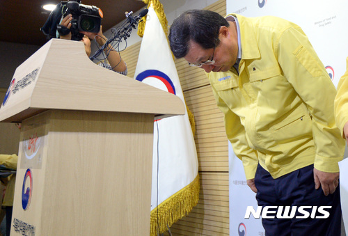 【청주=뉴시스】강종민 기자 = 최성락 식품의약품안전처 차장이 21일 오후 충북 청주시 오송읍 식약처 브리핑룸에서 살충제 계란 유통량 추적조사와 인체 위해성 평가 결과를 발표하기 앞서 허리숙여 인사하고 있다. 2017.08.21.&nbsp; ppkjm@newsis.com