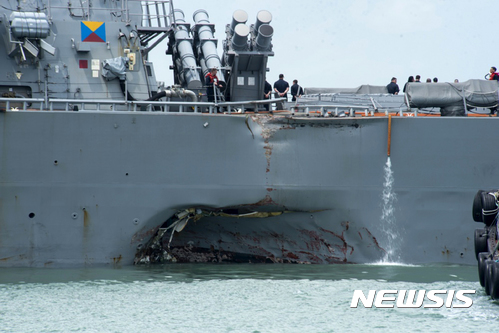 【미해군·AP/뉴시스】미국 구축함 USS 존 S 매케인호가 21일 유조선 알닉호와 충돌한 후 싱가포르 해군기지에 정박해있다. 구축함 선체 일부가 충돌로 인해 움푹 들어가 있는 것이 보인다. 사진은 미 해군이 제공한 것이다. 2017.08.22 