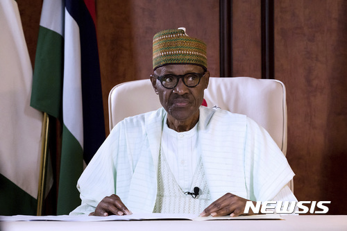 【아부자=AP/뉴시스】 나이지리아의 무하마두 부하리 대통령이 21일 대통령궁에서 오랜만에 공개 석상에 얼굴을 비치며 대국민 연설을 하고 있다. 72세의 군부 출신 대통령은 그간 병명이 비공개된 채 3개월 넘게 런던에서 입원 치료하다 최근에 귀국했다. 1억6000만의 아프리카 최대 인구 국가는 보코 하람 잔존 등 많은 난제를 안고 있다. 2017. 8. 21.