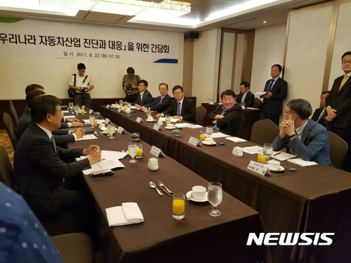 한국자동차산업협회는 22일 쉐라톤서울팔래스강남호텔에서 '우리나라 자동차 산업 진단과 대응'이라는 주제로 간담회를 열었다.