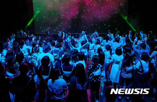 【서울=뉴시스】 관객참여형 씨어터 RPG 1.7 '내일 공연인데 어떡하지'. 2017.08.22. (사진 = 한국문화예술위원회 제공) photo@newsis.com 