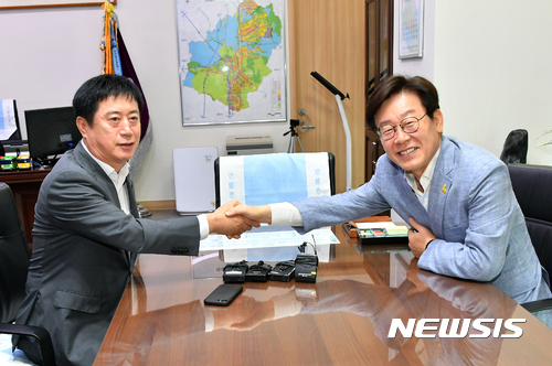 【성남=뉴시스】 이재명 성남시장과 정찬민 용인시장이 22일 오전 성남시장실에서 회동을 하고 각 지자체에서 추진 중인 중고교 신입생 무상교복 지원사업 등 시정 전반에 대한 서로의 견해를 논의했다. 이날 만남은 자유한국당 소속 정 시장이 더불어민주당 소속 이 시장에게 회동을 제안해 성사됐다. 2017.08.22 (사진=성남시 제공) photo@newsis.com