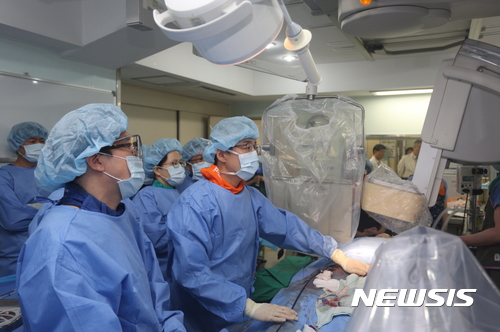 【대구=뉴시스】 김덕용 기자 = 계명대 동산병원이 풍선 확장형 타비시술(경피적 대동맥판막 삽입술)에 성공했다. 허승호 심장내과 교수가 대동맥판막 협착증 환자에게 타비시술을 시행하고 있다. 2017. 08. 22. (사진=계명대 동산병원 제공) photo@newsis.com