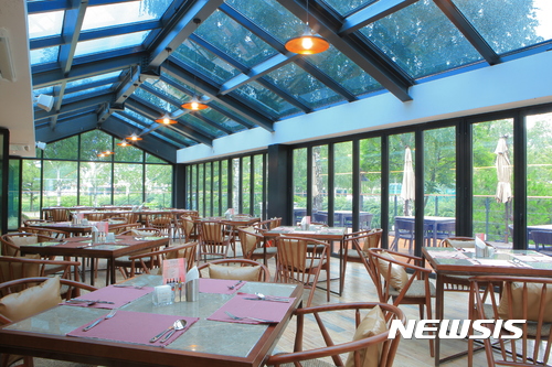 【서울=뉴시스】용평리조트 '더 샬레' 테라스 모습. (사진=용평리조트 제공) 