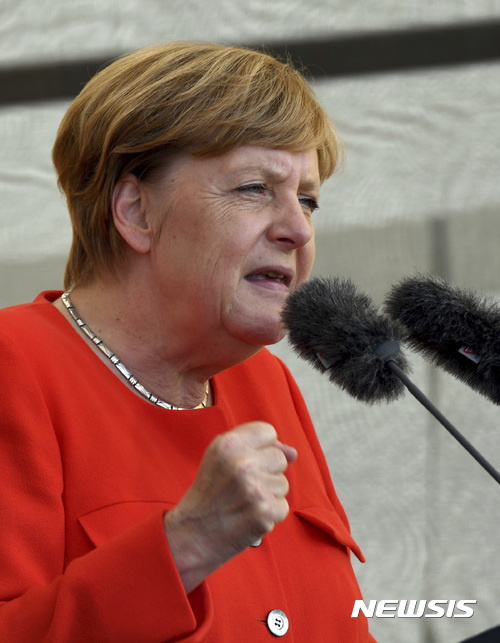 【산 페터 오르딩=AP/뉴시스】 앙겔라 메르켈 독일 총리가 21일(현지시간) 독일 북해에 있는 산 페터 오르딩에서 선거운동 중 연설하고 있다. 2017.08.22