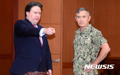 【서울=뉴시스】추상철 기자 = 해리 해리스(오른쪽) 미국 태평양사령관이 마크 내퍼 주한미국대사 직무대행과 함께 22일 오전 서울 종로구 외교부에서 강경화 외교부장관을 기다리고 있다. 2017.08.22.&nbsp; scchoo@newsis.com