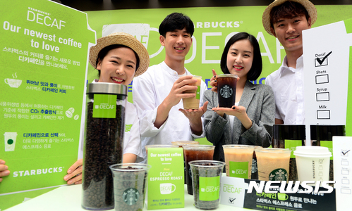 【서울=뉴시스】이종철 기자 = 스타벅스커피 코리아의 모델들이 22일 서울 중구 스타벅스 프레스센터점에서 디카페인 에스프레소 음료를 선보이고 있다.22일부터 전국 1060 여개 매장에서 선보이는 스타벅스 디카페인은 원두 기준 99%의 카페인이 제거되어 카페인에 민감한 고객들이나 임신, 수유 중인 고객, 카페인 섭취를 줄이고 싶은 고객들에게 추천하기 적합한 음료인데 스타벅스 디카페인 원두를 활용해 제공 가능한 음료로는 카페 아메리카노, 카페 라떼를 포함해 에스프레소 샷으로 제조할 수 있는 모든 음료에 해당한다. 2017.08.22. jc4321@newsis.com