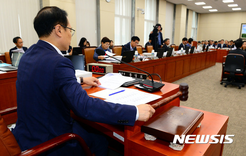 【서울=뉴시스】박영태 기자 = 홍영표 국회 환경노동위원회 의원장이 환노위 전체회의를 주재하고 있다. 2017.08.22. since1999@newsis.com