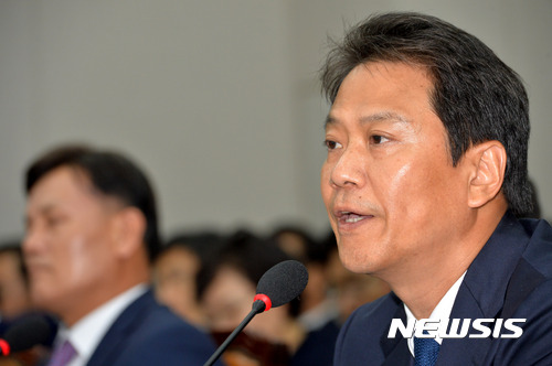 【서울=뉴시스】배훈식 기자 = 22일 오전 서울 여의도 국회 운영위원회 전체회의에 참석한 임종석 대통령 비서실장이 의원 질의에 답변하고 있다. 2017.08.22. dahora83@newsis.com