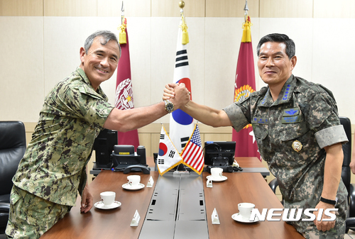 【서울=뉴시스】 정경두 합참의장과 해리 해리스 미국 태평양사령관이 22일 서울 용산구 합참에서 북한 핵·미사일 위협 억제 및 대응방안에 대해 논의한 후 굳건한 한미동맹을 과시하고 있다. 2017.08.22. (사진=합참 제공) photo@newsis.com